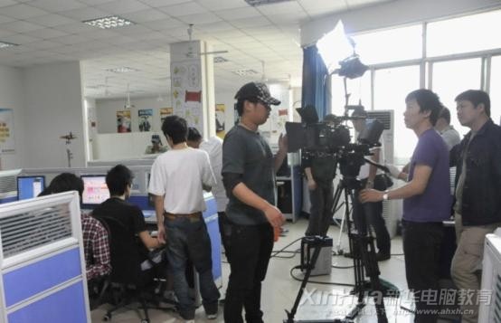 山西新华电脑学校:电子商务实训室内拍摄现场